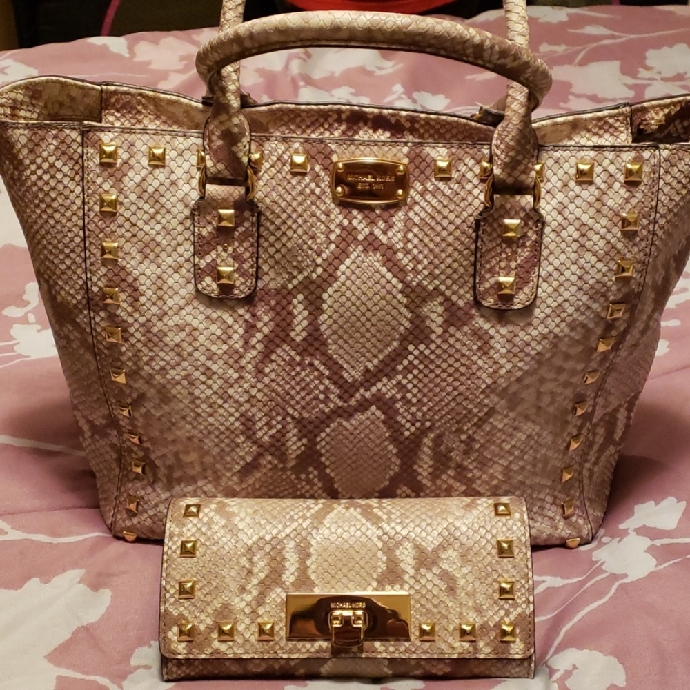 Like NEW MK bag with wallet